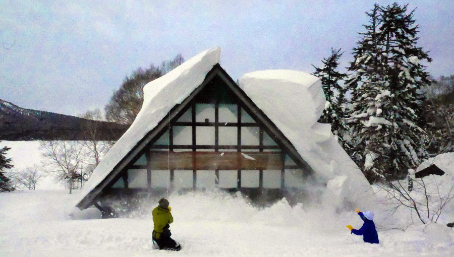山小屋の除雪作業