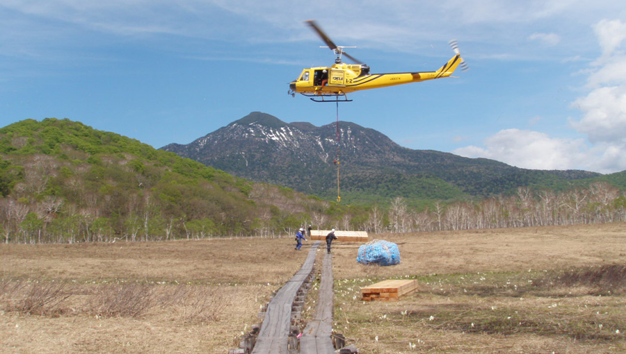 材料のヘリコプター輸送